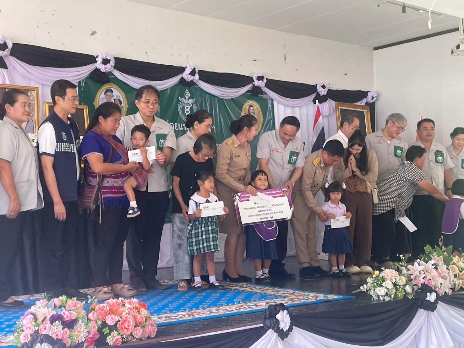 พช.แม่สรวย ร่วมกิจกรรมการออกหน่วยแพทย์เคลื่อนที่ พอ.สว. และโครงการ “อาสาคลายทุกข์ สร้างสุขให้ประชาชน จังหวัดเชียงราย” เพื่อยกระดับคุณภาพชีวิตประชาชนในพื้นที่
