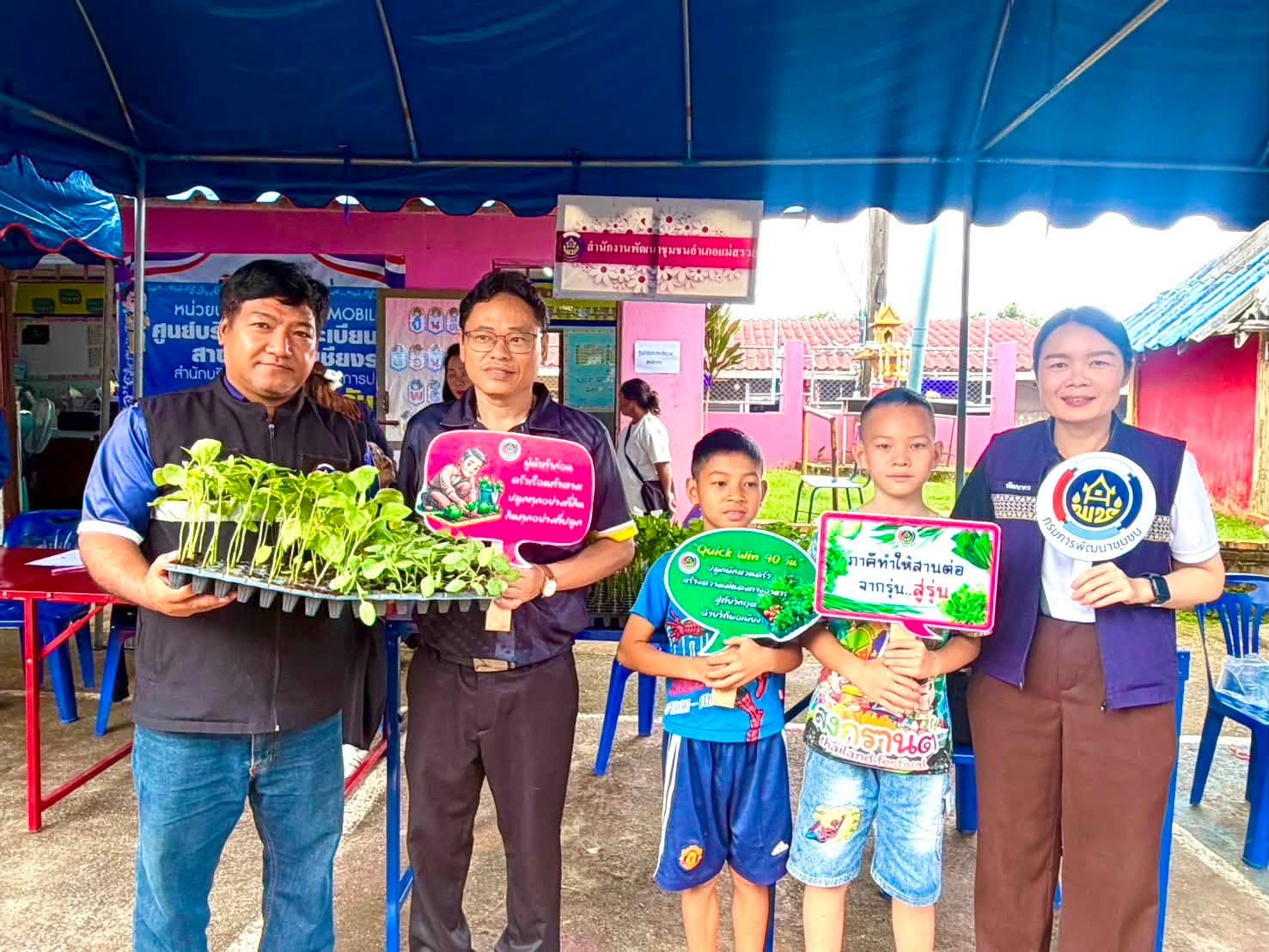 พช.แม่สรวย ร่วมโครงการ “ศูนย์ดำรงธรรมอำเภอยิ้มเคลื่อนที่” ลงพื้นที่บ้านปางกิ่ว ตำบลวาวี อำนวยความสะดวกประชาชนเข้าถึงบริการภาครัฐ